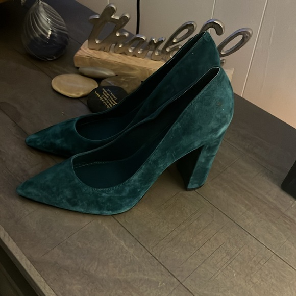 Heels - Picture 4 of 4